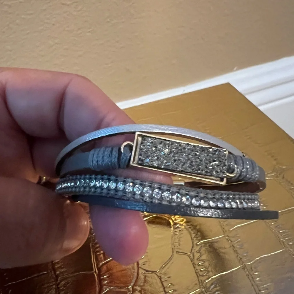 Elegant Silver and Gray Magnetic Clasp Bracelet - Picture 1 of 8